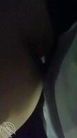 （乱伦姐妹花31）和妹妹在人来人往的路边长椅上做爱 - 视频1