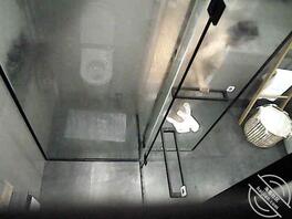 大胸妹洗澡，想看进来0