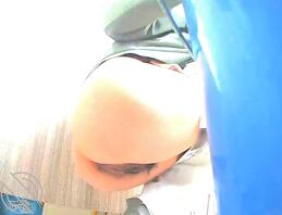 厕拍骚逼母狗，长的挺清纯，没想到骚逼阴唇又大又黑，一看就没少被玩2