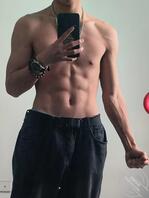 男大体育生，有腹肌1