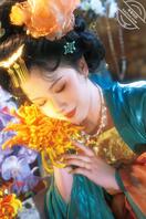 三个漂亮姐姐要回家过年了，准备了针孔摄像头，我应该对哪一个下手0