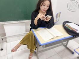 当我在认真写作业的时候，小姨跪在课桌下帮我吃小鸡鸡1