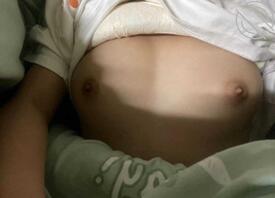 宿舍对镜拍，翘起屁股等待爸爸插入1