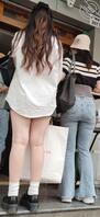 【偷拍】夏天到了，大学里又都是女大学生的大白骚腿2