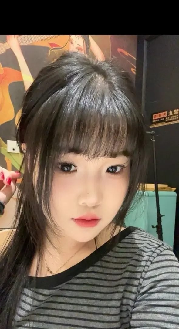 江西04年高颜值反差婊【王诗齐】身材傲人脸蛋动人，天生丽质本来可以好好的相夫教子