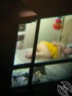 偷拍对面楼的少妇1