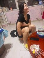 偷拍意淫肥臀巨乳大嫂费喜静，母猪伸手挠裤裆，好想把精液射进她吃的饭里1