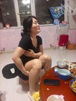 偷拍意淫肥臀巨乳大嫂费喜静，母猪伸手挠裤裆，好想把精液射进她吃的饭里2
