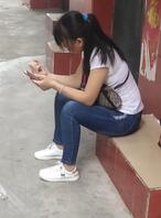 意淫这少妇很久了，刚好超市碰到真想射到这骚屁股上0