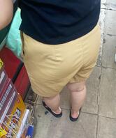 意淫这少妇很久了，刚好超市碰到真想射到这骚屁股上1