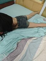 老妈躺在我床上玩手机，那屁股真他妈翘1