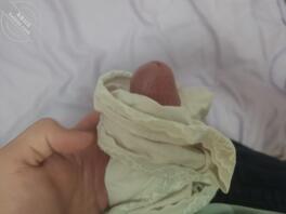 抠完妹妹逼后，内裤上留下了爱液的痕迹 已成年0