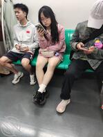 地铁白腿