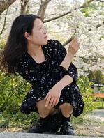 带女朋友露出，公园拍照，不经意漏出裙底春光，夹的很紧，很刺激呀