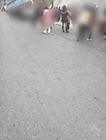 在学校门口接孩子的两个长筒靴少妇。身材真好，真想上去射在她的靴子上