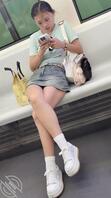 地铁上景象，看着妹妹们都很骚啊 好想把鸡巴掏出来射到你们脸上1