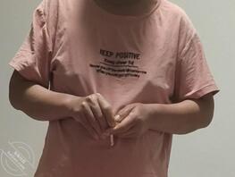 【绿母】老妈没穿奶罩，凸点太明显了0