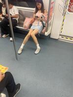 地铁闷骚长腿妹