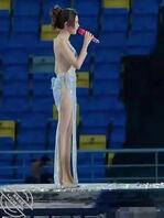 这裙子到底图个啥？设计出来这种衣裳，真是让人哭笑不得！1