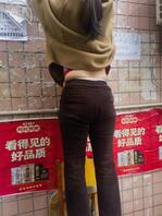 中年妇女在贴房屋出租信息