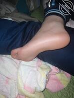 妹妹的小嫩脚 已成年 穿的是之前上初中的裤子 当运动裤穿只是他个子比较小2