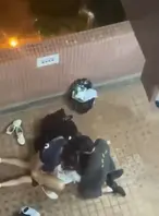 香港屋苑平台惊爆3P野战，真实偷拍画面让人硬到不行！夜晚寂静1