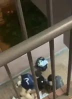 香港屋苑平台惊爆3P野战，真实偷拍画面让人硬到不行！夜晚寂静2