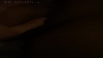 情人不让拍视频，偷偷拍一个前戏抠她骚逼的视频，评论多了发偷拍操她的