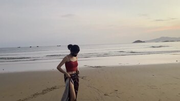 【露出专题】骚逼海滩全裸露出，惊呆路人