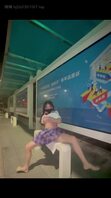 【露出专题】深夜骚逼在公交车站全裸露出