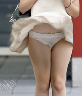 清纯小美女忙着滑手机突然一阵强风裙子被吹起露纯白内裤给街上所有人免费欣赏