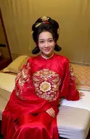 何奇颖和张帅的结婚请帖在“婚里纪”挂网，日期2026年10月22日。封面二人背对镜头，女方戴头纱，男方赤膊，臀部贴红双喜，文案“我坠入爱河”0