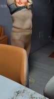 真实分享丰满肥臀熟女老婆，广场舞完洗澡后化妆完，大神们一起来操她骚逼