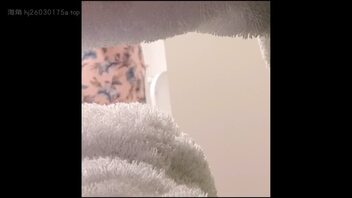 第一次尝试偷拍女性朋友在我家洗澡