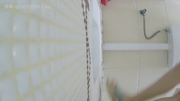 厕所偷拍老婆亲小妹，我另一个小姨子，也就是小小姨子