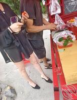 【露出系列】穿性感透视衫在路边买草莓，老头时而偷看下面