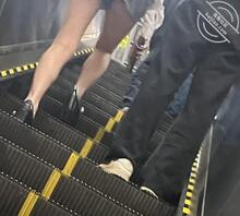 地铁抄底偷拍-吓得美女跑了-分享大赛2