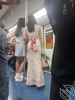 美女大学生酥胸半露，
