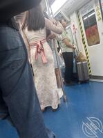 美女大学生酥胸半露，1