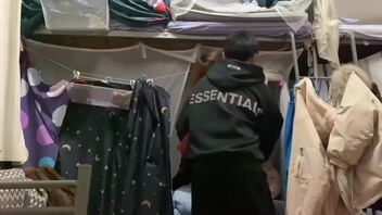 学校放假，男生跑到女生宿舍，强行爆操女同学