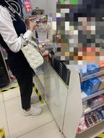 54 家里套套用完了，带妹妹去买东西的时候妹妹直接就买了。感觉好羞涩！！1