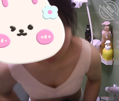 冒死偷拍我家的03年妹妹洗澡，那叫一个粉嫩!1