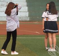 美女学姐拍毕业照不慎走光0