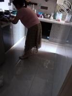 丈母娘这姿势直接硬了，真想捞起裙子直接插0