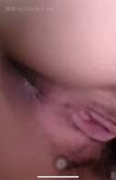 女友蹲着玩骚逼