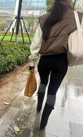 尾随偷拍穿瑜伽裤的大屁股、
