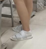 有没有懂小白袜的，骚逼把脚放同学腿上勾引，太骚了0