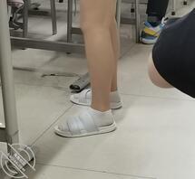 有没有懂小白袜的，骚逼把脚放同学腿上勾引，太骚了1