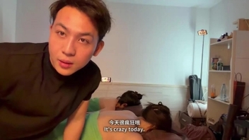 两个少妇体验双猛男，满身的肌肉操起来太猛了，少妇被操的高潮不停
