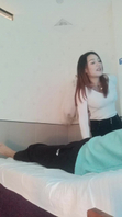 重庆辣妹技师，神似迪丽热巴，温暖巧手握着肉棒打飞机，好不容易哄到摸着